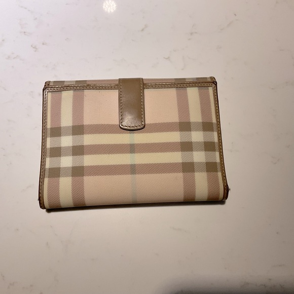 Real Burberry pink check wallet for woman. - Picture 2 of 5